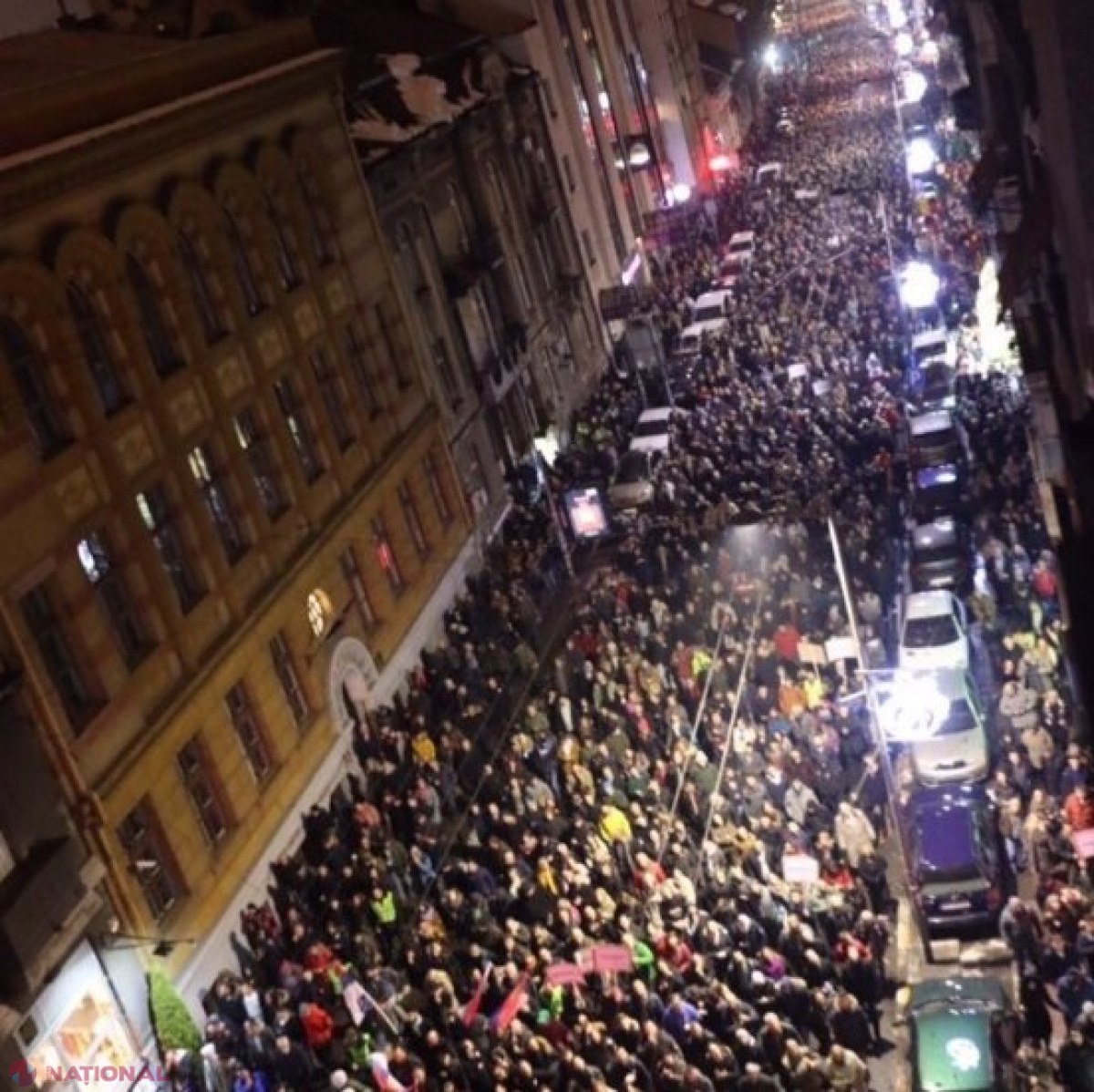 Manifestații de AMPLOARE în Serbia. Zeci de mii de oameni au ieșit în stradă pentru a protesta împotriva președintelui, acuzat că devine din ce în ce mai AUTORITAR