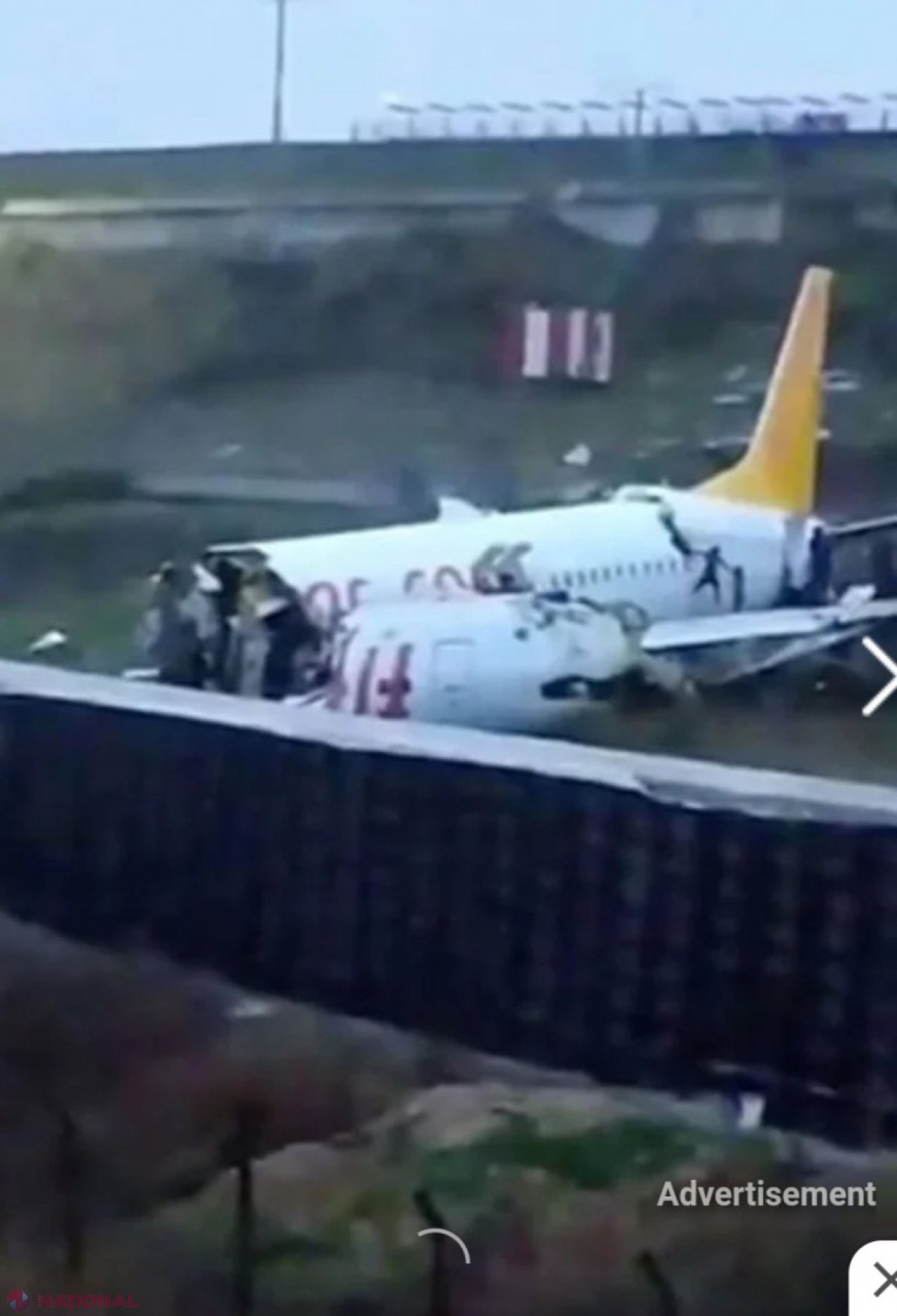 Un avion de linie s-a PRABUŞIT pe aeroportul din Istanbul. Aeronava s-a RUPT în două