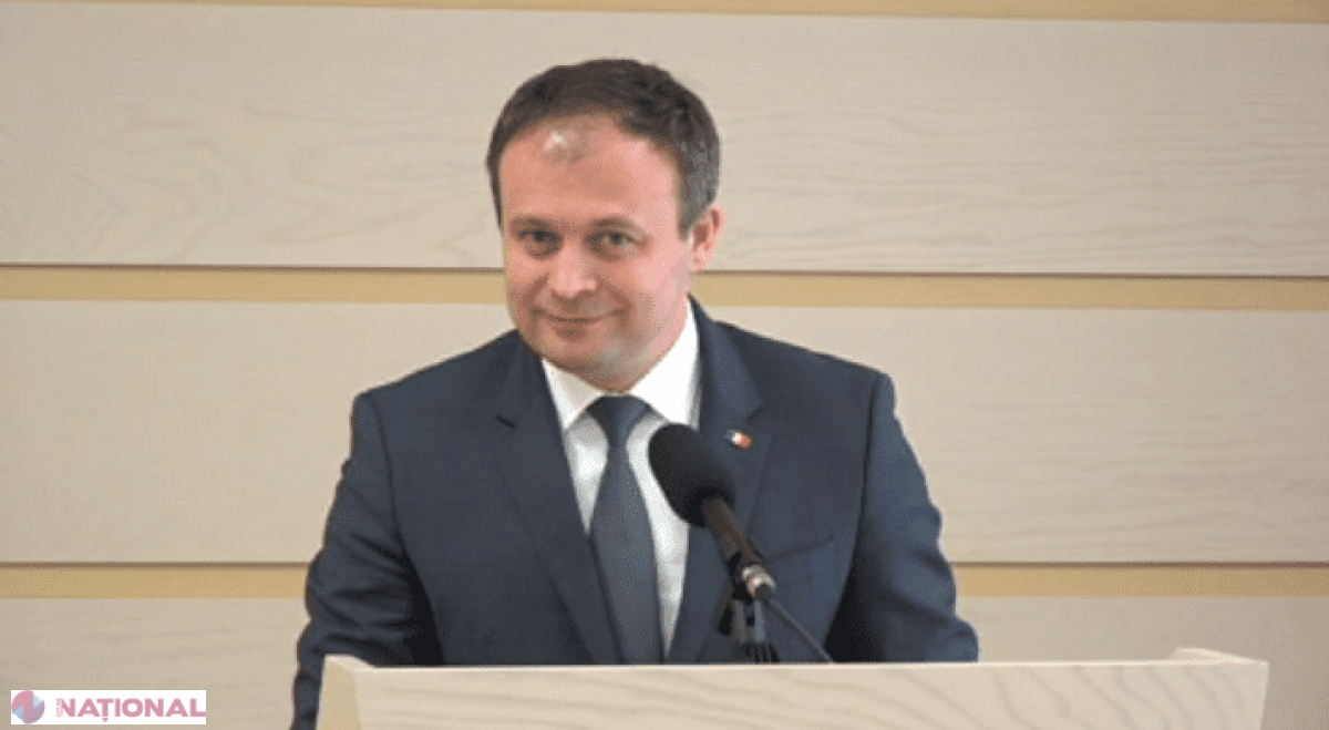 FOTO // Candu zâmbește ironic atunci când e întrebat despre DORINȚELE lui Dodon: „Este NESĂNĂTOS și neproductiv”