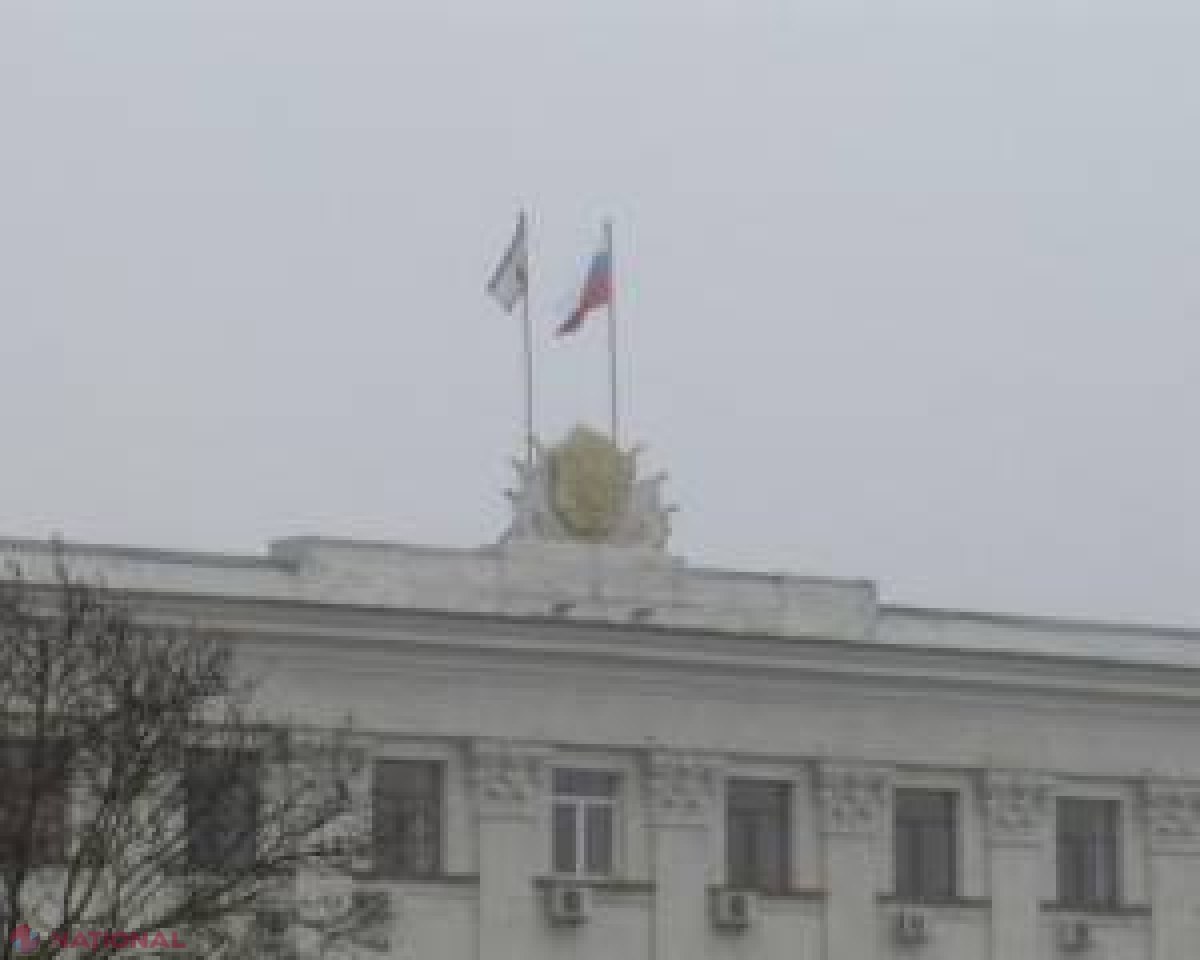 Persoane înarmate au luat cu asalt clădirea Parlamentului din Crimeea și au arborat drapelul Rusiei