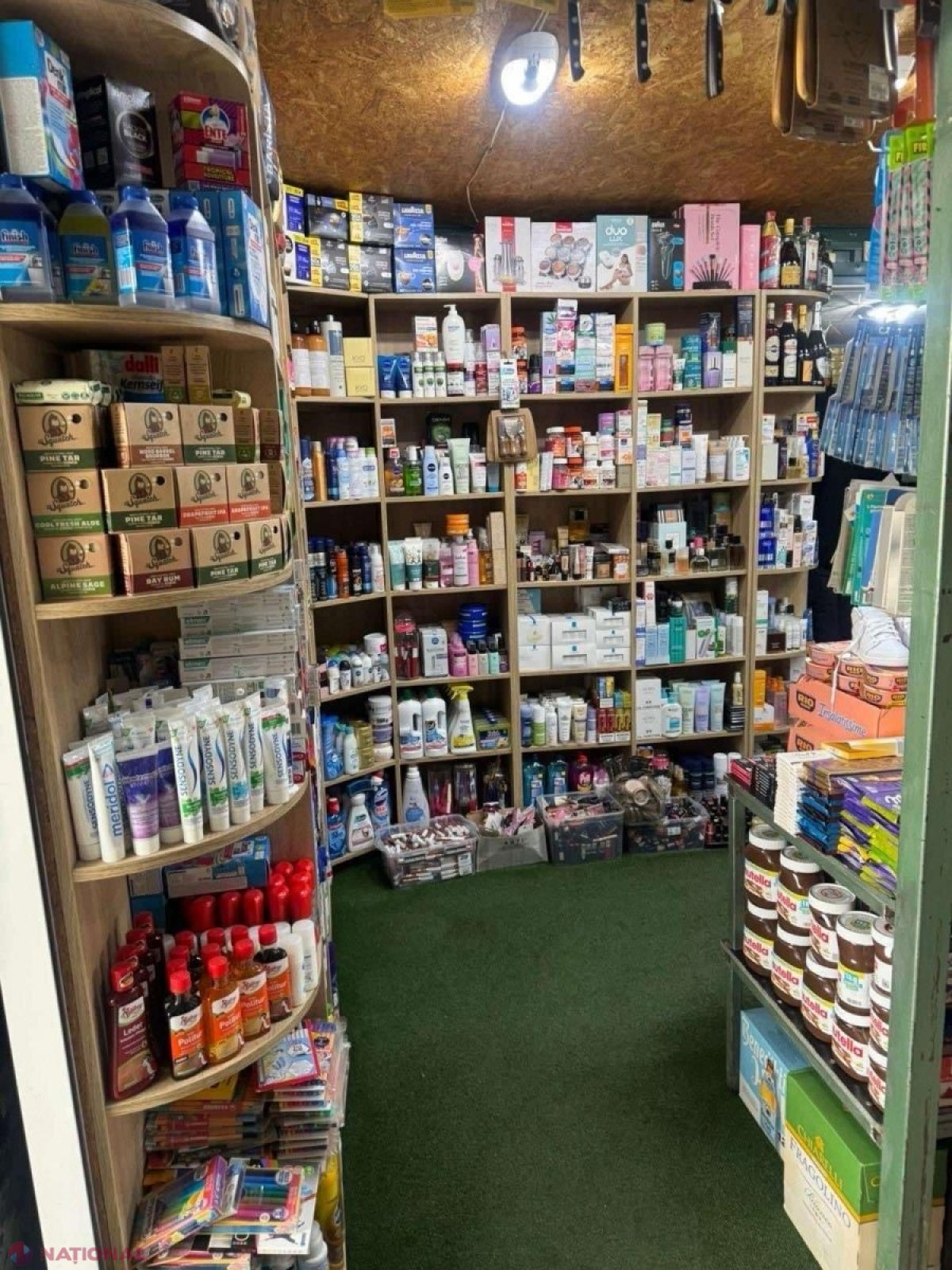 GALERIE FOTO // Haine, băuturi alcoolice sau cosmetice, comercializate într-un magazin din Chișinău fără acte de proveniență: Au fost aduse de peste hotare treptat, în cantități permise pentru uz personal