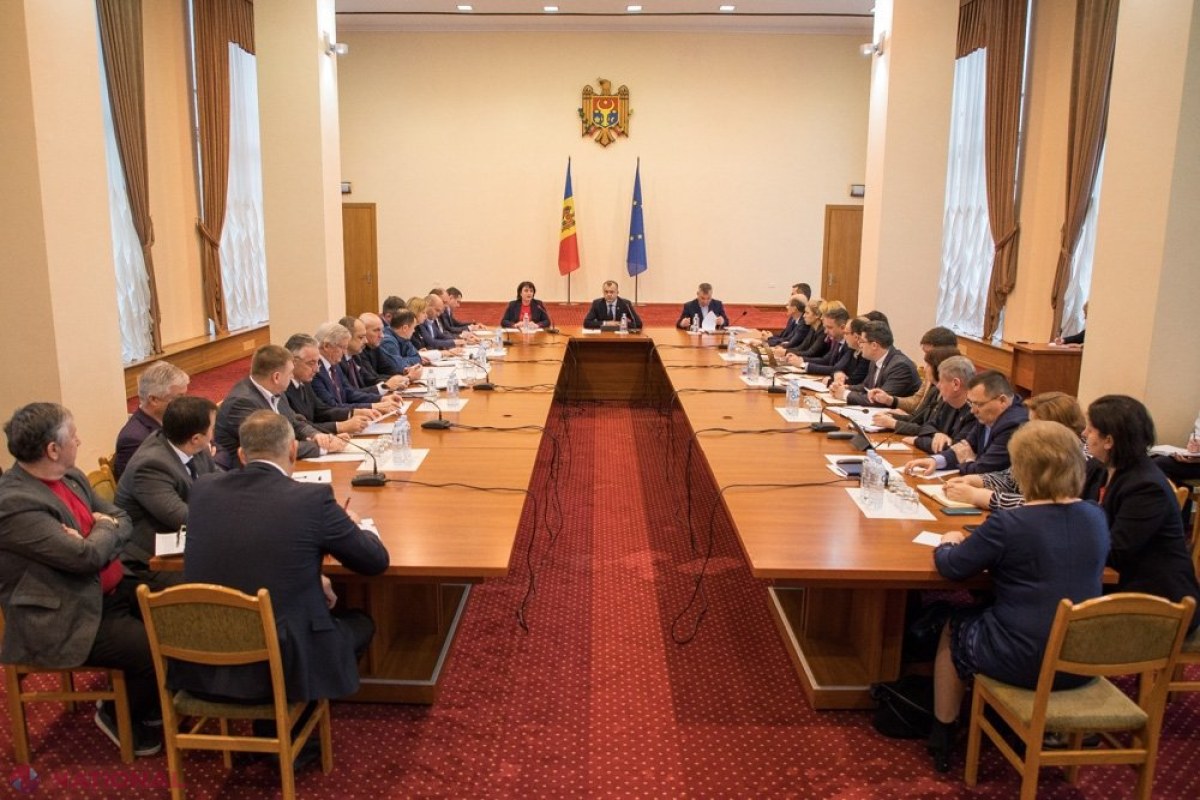 VIDEO // Autoritățile, la un pas să SUSPENDE procesul de studii în școli și grădinițe până duminică, dar opinia directorului Agenției Naționale pentru Sănătate Publică a fost DECISIVĂ. Chicu: Asta nu înseamnă că decizia nu poate fi schimbată mâine