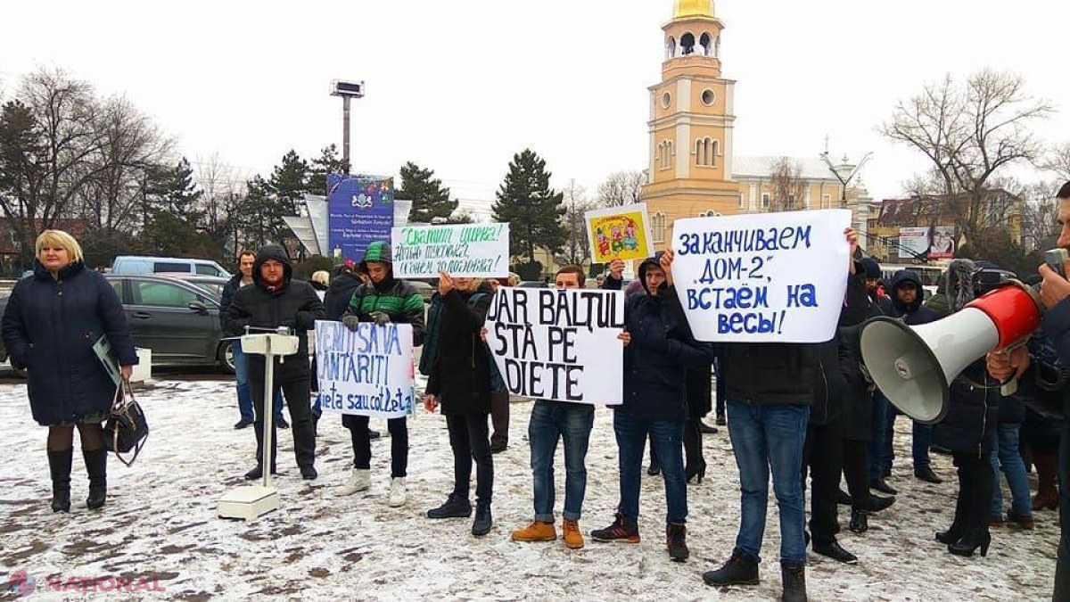 VIDEO // Un grup de bălțeni le-a cerut consilierilor locali, care au intrat în greva foamei, să treacă proba CÂNTĂRULUI: „Terminați cu Dom-2”