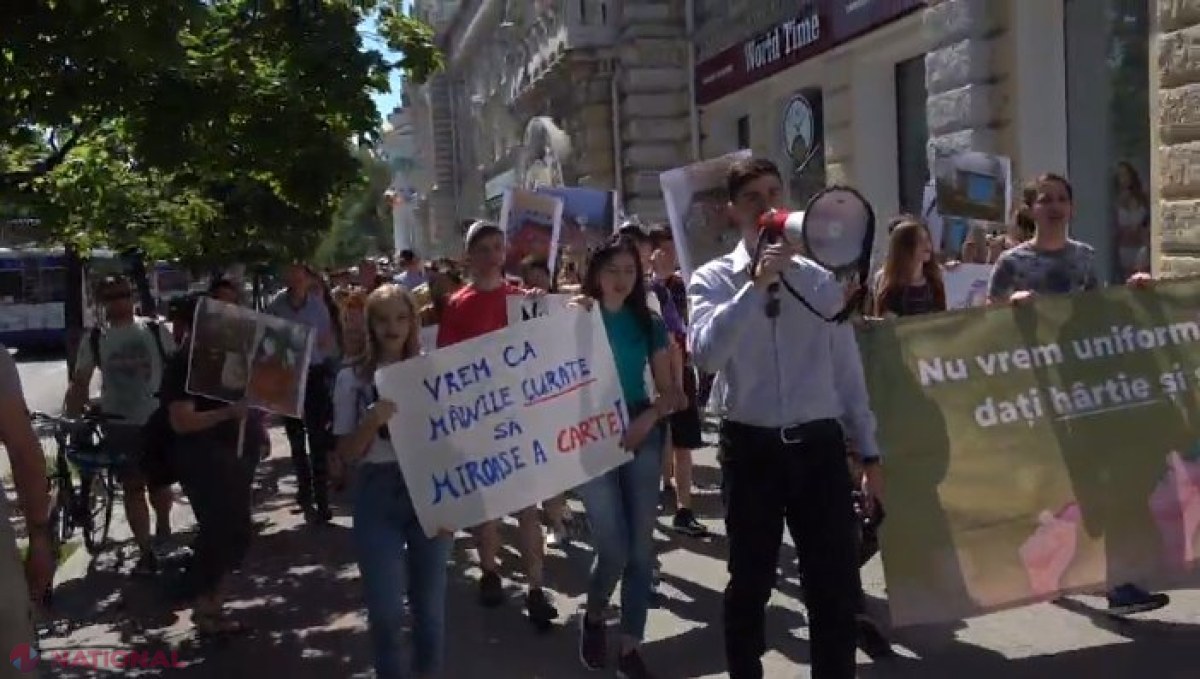 VIDEO // MARȘ în centrul Chișinăului: „Nu vrem uniforme-acum, vrem hârtie și săpun”