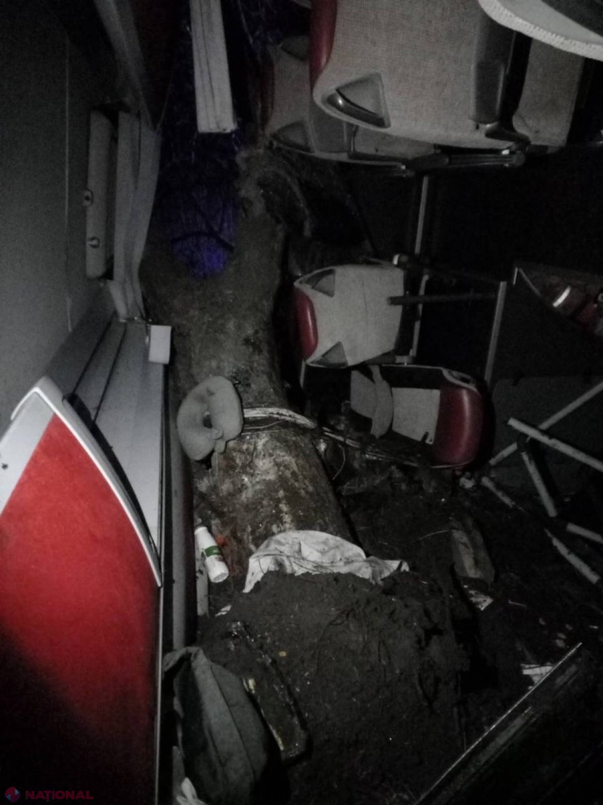 FOTO // Un autocar de pe ruta Kiev - Chișinău, cu 68 de pasageri la bord, s-a răsturnat la Florești: 16 persoane au ajuns la spital