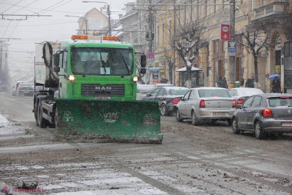 Unde e zăpada? Mii de tone de material antiderapant, împrăștiate pe traseele din R. Moldova
