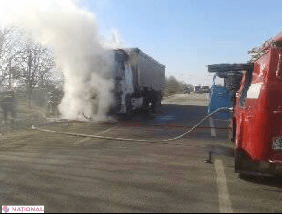 Un camion a luat foc din mers