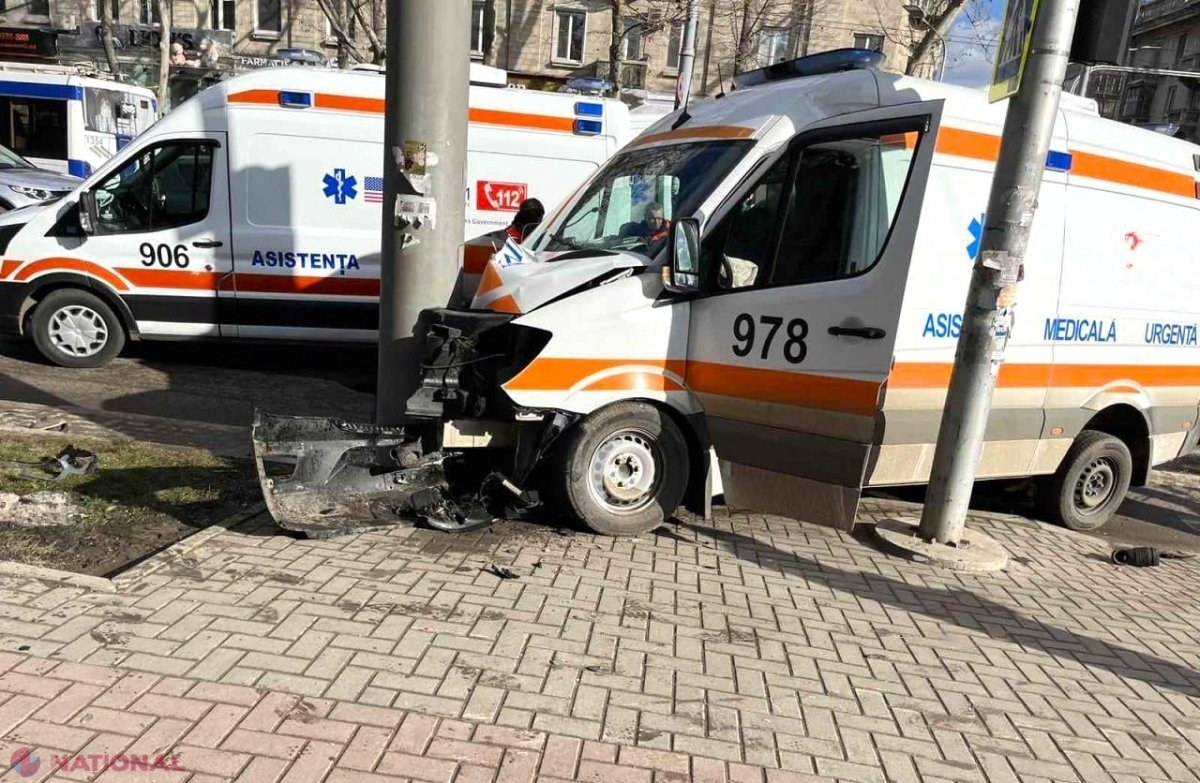 VIDEO // Accident groaznic în centrul Chișinăului, cu implicarea unei AMBULANȚE. Un șofer a ignorat semnalele sonore ale autospecialei și a provocat o ciocnire VIOLENTĂ, soldată cu patru persoane spitalizate. Noi DETALII despre accident