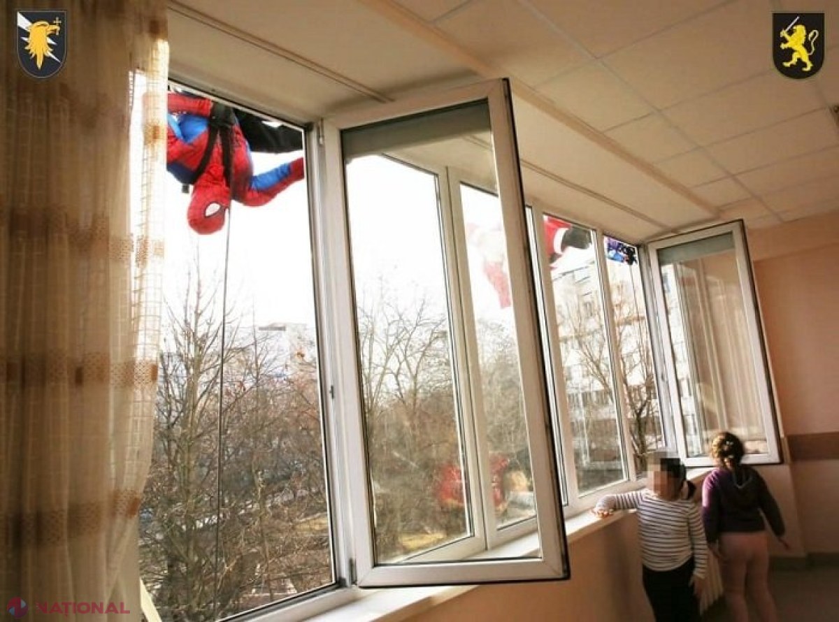 FOTO // GEST-„FULGER”: Moș Crăciun, Spider Man, Halk și Optimus Prime au ESCALADAT clădirea Spitalului Clinic Municipal pentru Copii „Valentin Ignatenco” pentru a le duce, de Crăciun, cadouri micuților internați acolo
