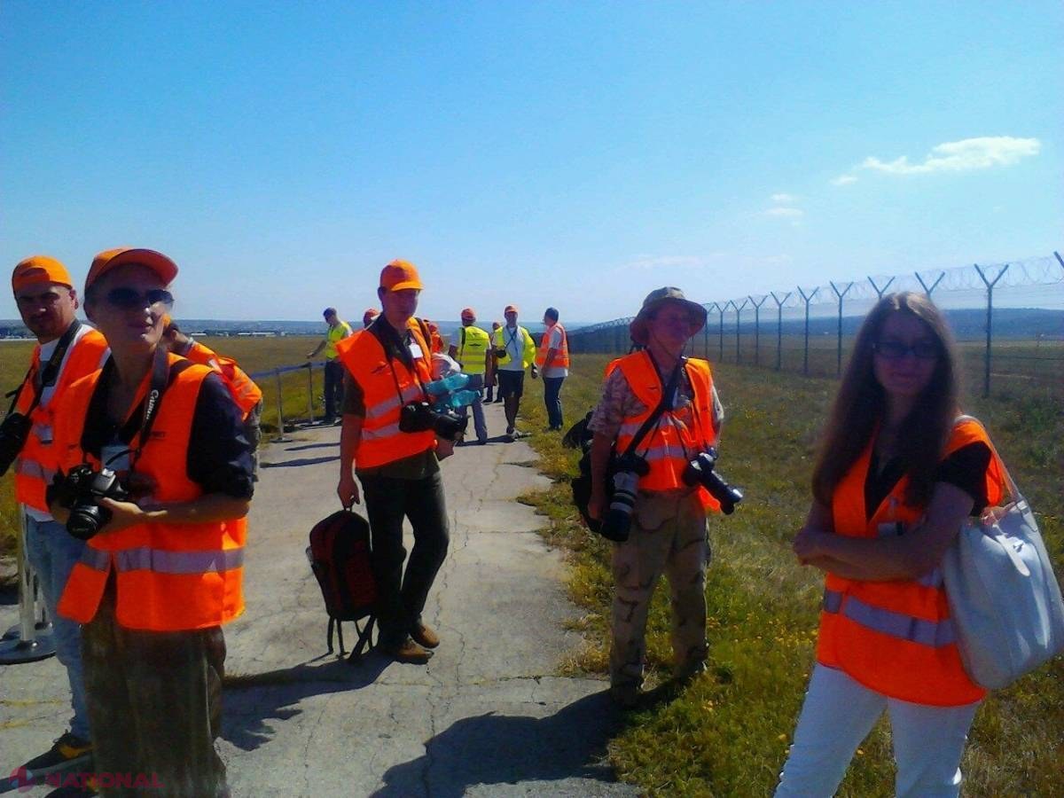 FOTOGRAFII și CAMERAMANII au dat astăzi buzna la Aeroportul Internațional Chișinău. Ce se întâmplă