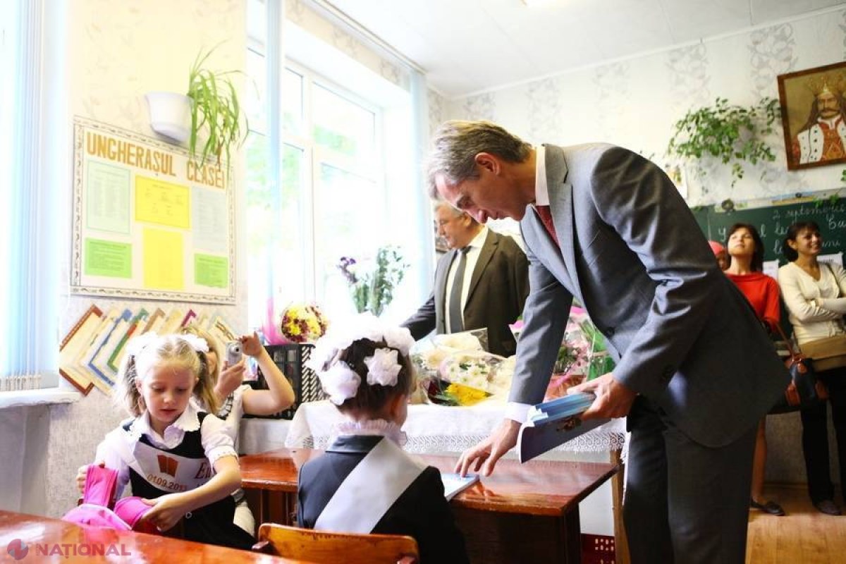 POZE // Premierul Leancă a împărțit ABECEDARE, dar e cu gândul la BAC 2014  