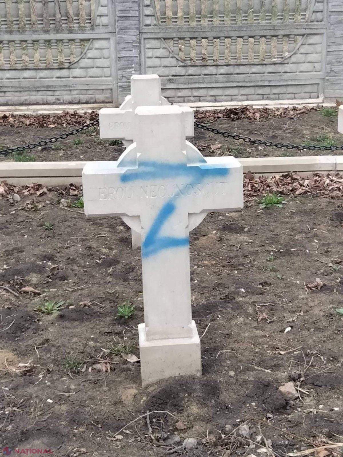 FOTO // „Z” și „V”, însemnele INVAZIEI RUSEȘTI în Ucraina, pe chipul lui Hristos și CRUCILE din Cimitirul eroilor români dezrobitori de la Fălești. Socialistul Sava s-a LĂUDAT cu „prima reacție” la interzicerea simbolurilor respective în R. Moldova