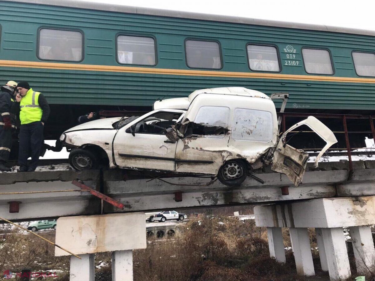 Trenul de pe ruta Chișinău – Moscova a LOVIT un automobil. O persoană a DECEDAT în urma impactului
