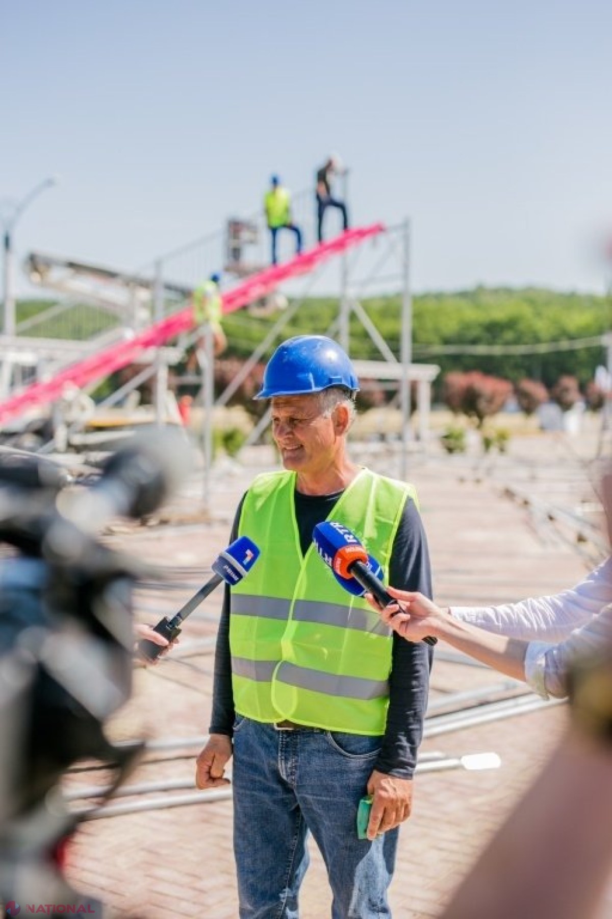 FOTO // Primele imagini cu roller-coasterul de la „OrheiLand”. Muncitorii au început montarea acestuia. INAUGURAREA va avea loc la 1 iunie