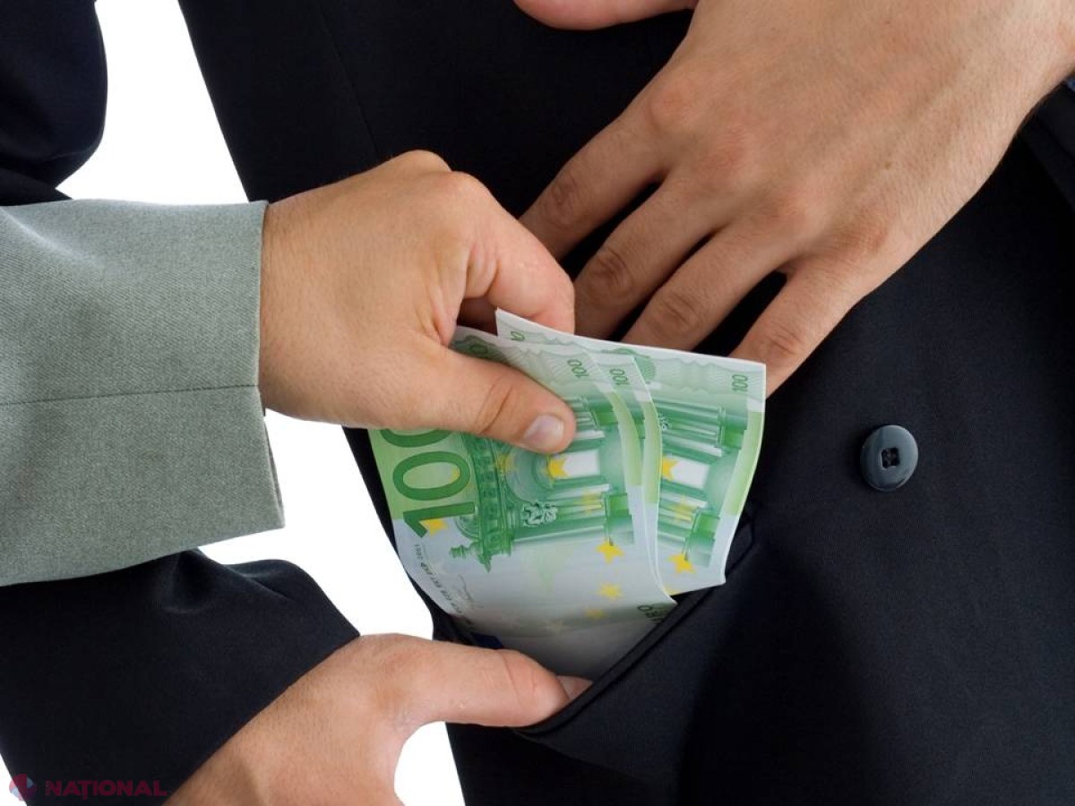 Avocată reţinută de CNA. Ar fi promis sentinţă de achitare pentru trei mii de euro