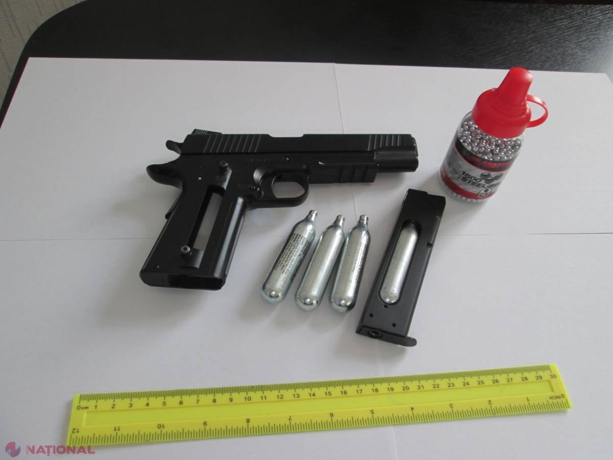 S-a pornit cu pistolul în România, fără să-l declare la Vamă, dar a fost prins