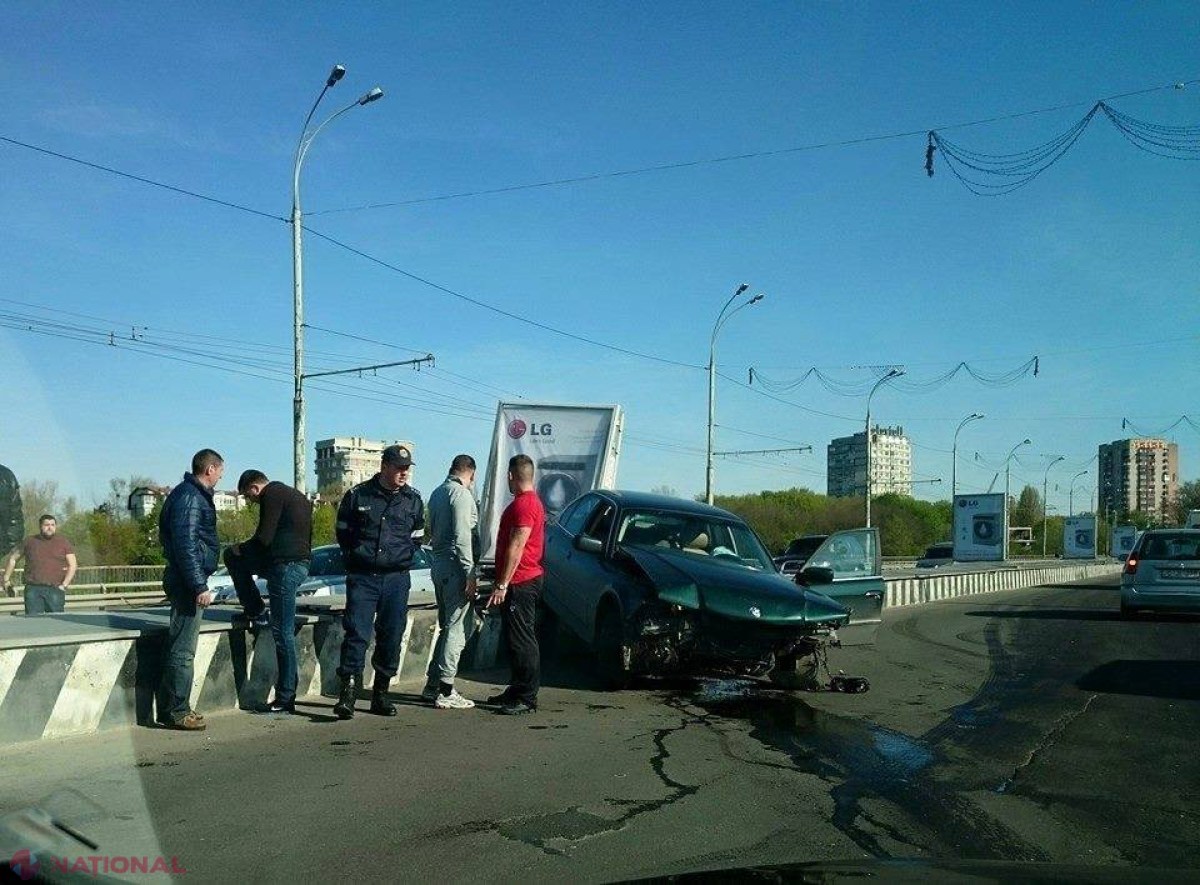 FOTO // O mașină s-a RĂSTURNAT pe viaduct