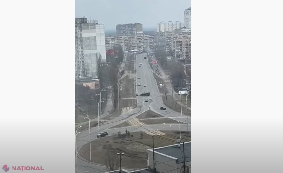 VIDEO + 18 // Imagini TERIFIANTE la Kiev. Un TANC RUSESC a trecut peste o mașină civilă cu șofer la bord. Automobilul a fost strivit sub greutate de circa 20 de tone. Oamenii sunt înspăimântați de gestul „fraților” ruși