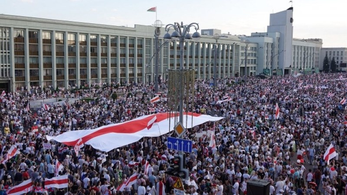 O nouă seară de proteste în Belarus. Aleksandr Lukașenko se clatină, dar nu cedează: „Nu vor avea loc alte alegeri până nu mă omorâți”; Reuniune de urgență la nivelul UE