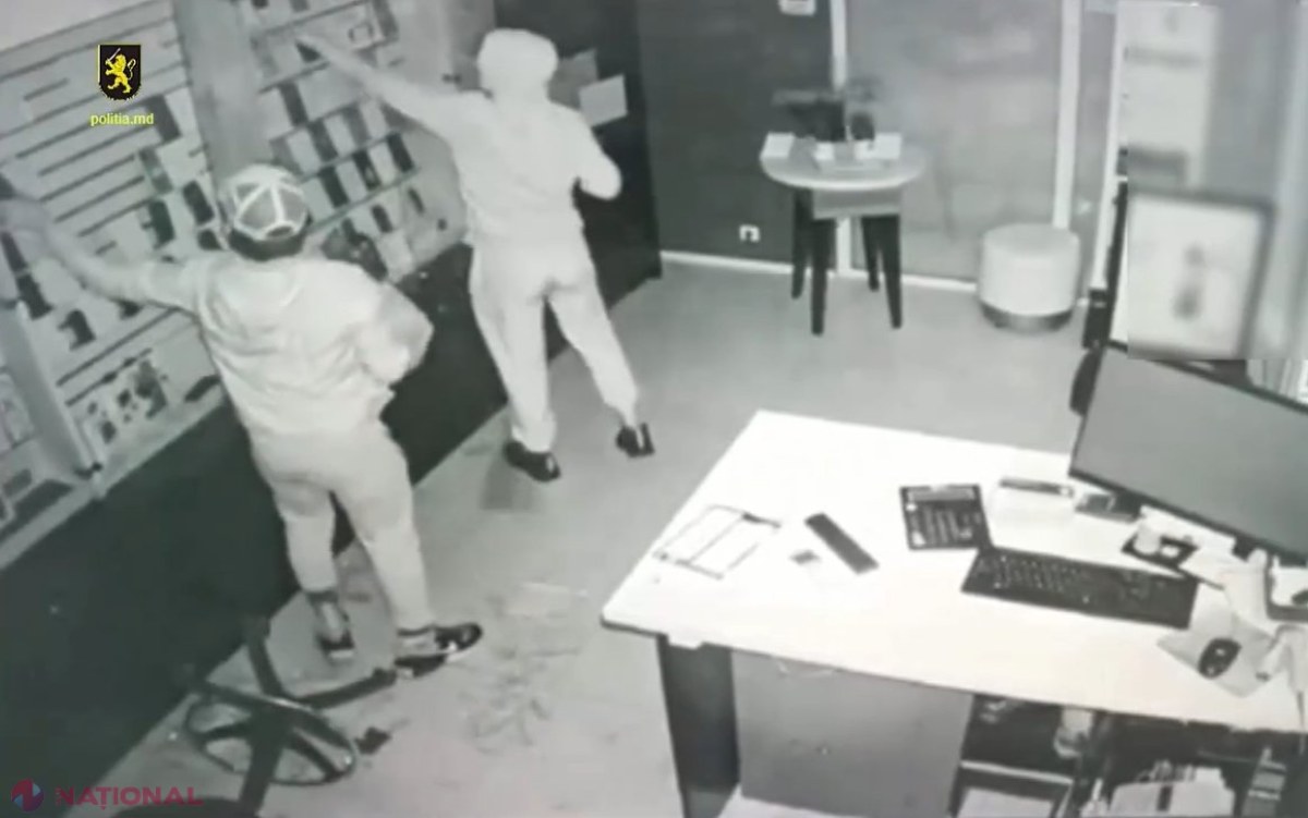 VIDEO // Momentul în care doi tineri SPARG un magazin specializat în vânzarea telefoanelor mobile. Gruparea infracțională era formată din cinci membri
