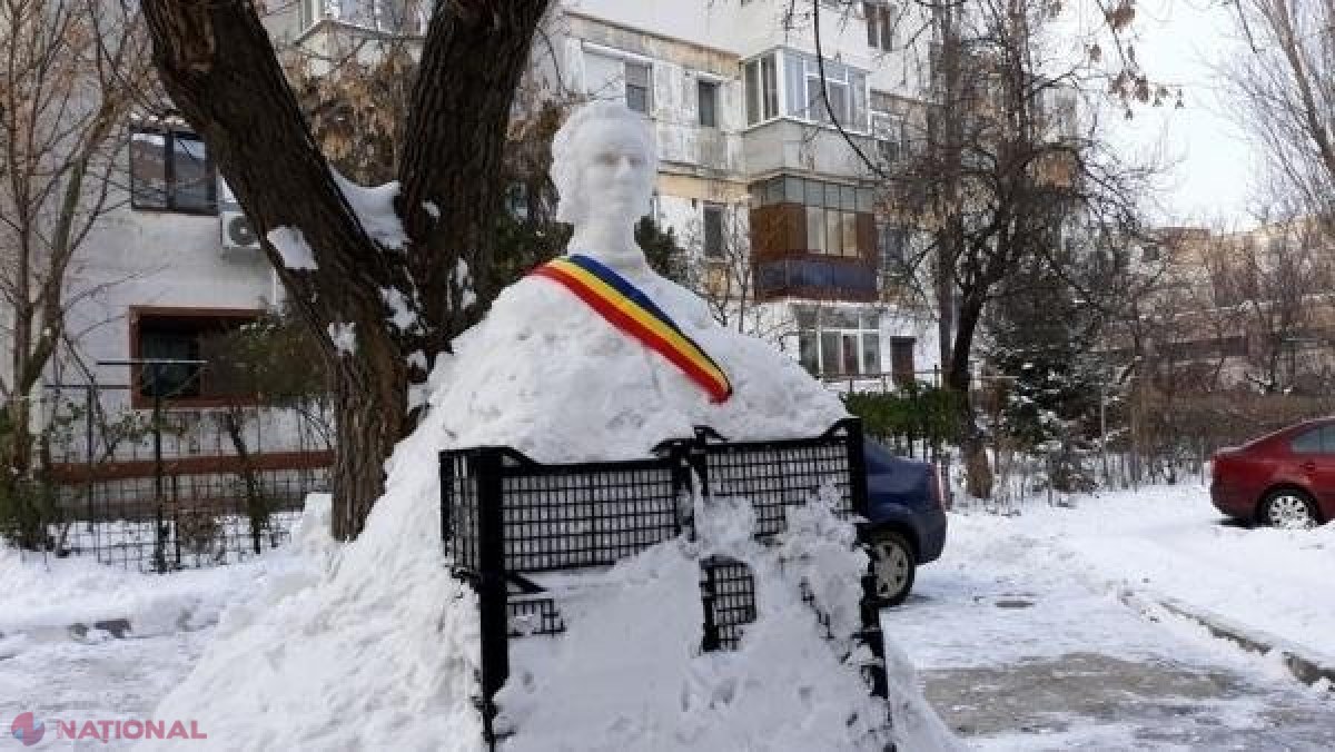 Un pensionar din Galați a sculptat în ZĂPADĂ bustul lui Mihai Eminescu