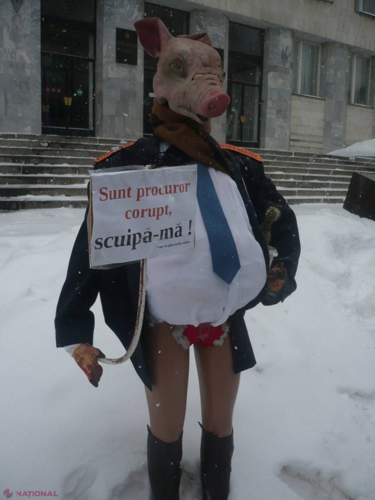 FOTO // Mătăsaru a ajuns la Procuratura Generală. VEZI ce DARURI le-a adus în acest an procurorilor