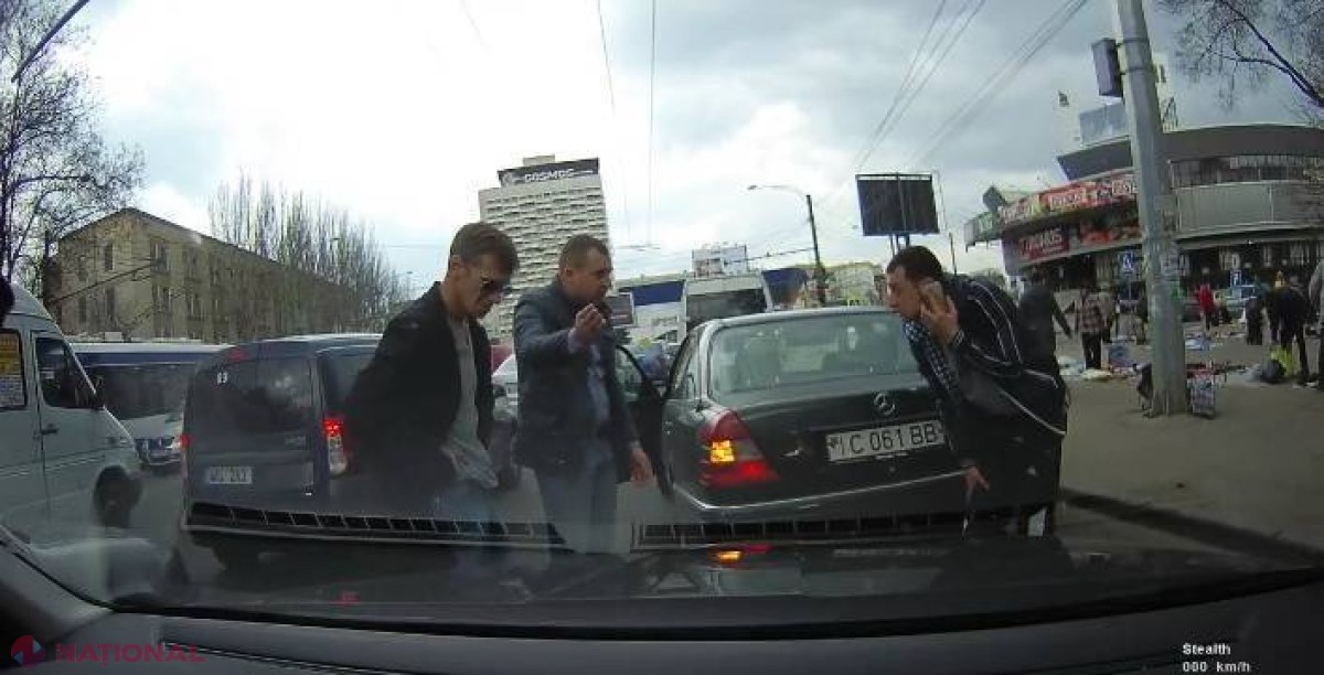VIDEO // ESCROCUL care accidentează intenționat mașinile în trafic este căutat de poliție. Sunt șanse mici să fie găsit