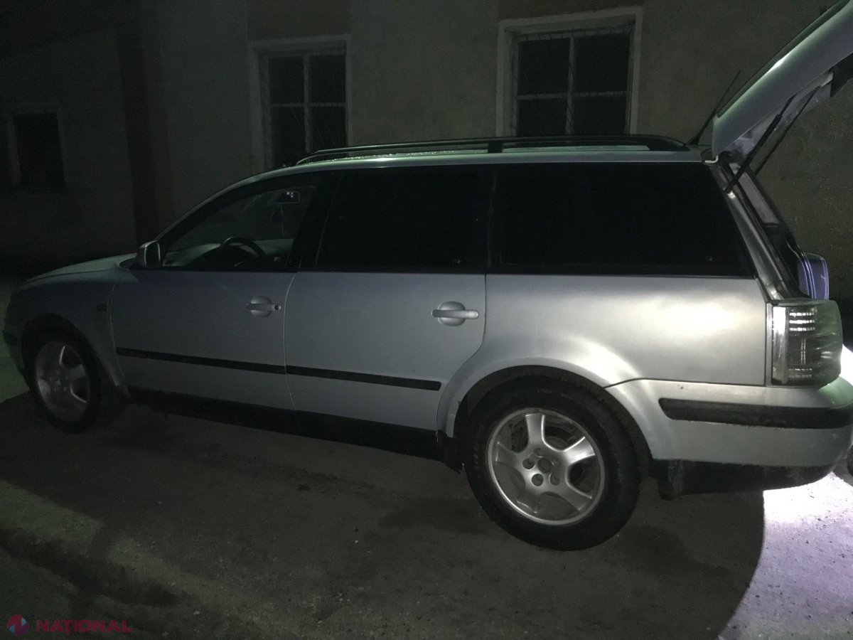 FOTO // Doi cetățeni ai R. Moldova, deconspirați la VAMĂ de către CÂINI: Ce au ascuns în mașini 