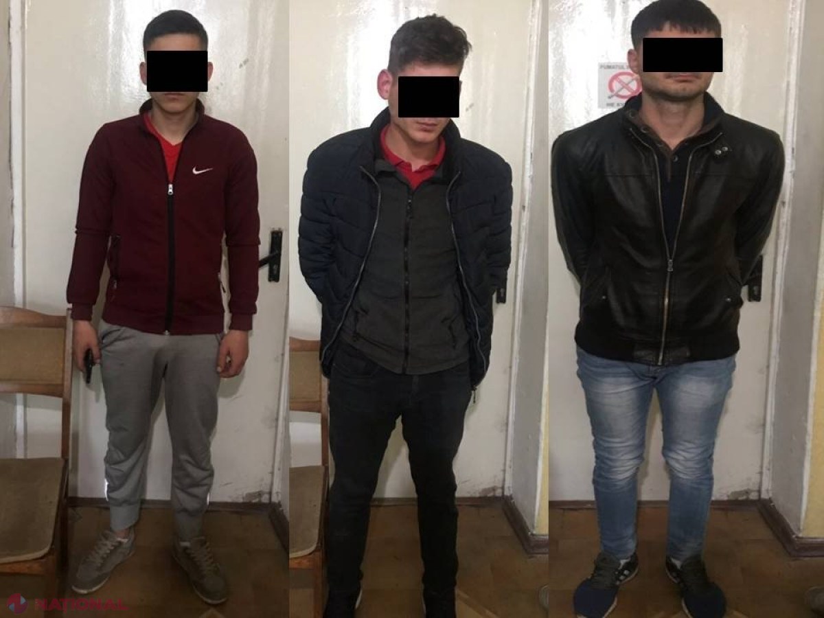 VIDEO // Trei inși băuți au DEZBRĂCAT un tânăr în plină stradă, i-au luat telefonul și portmoneul, după care s-au făcut nevăzuți