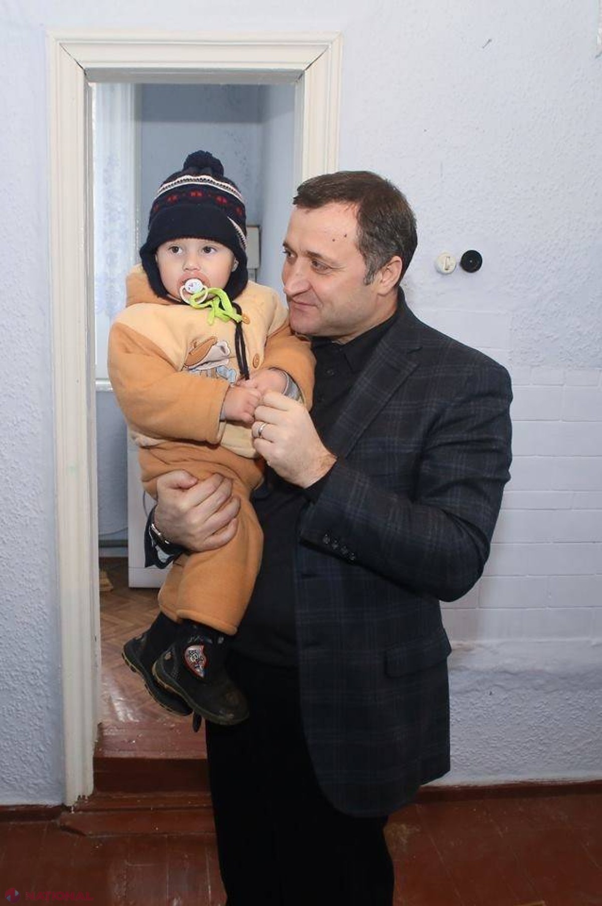 Casă nouă în ajun de Paște pentru bătrâna din Pietrosu care crește cinci nepoți
