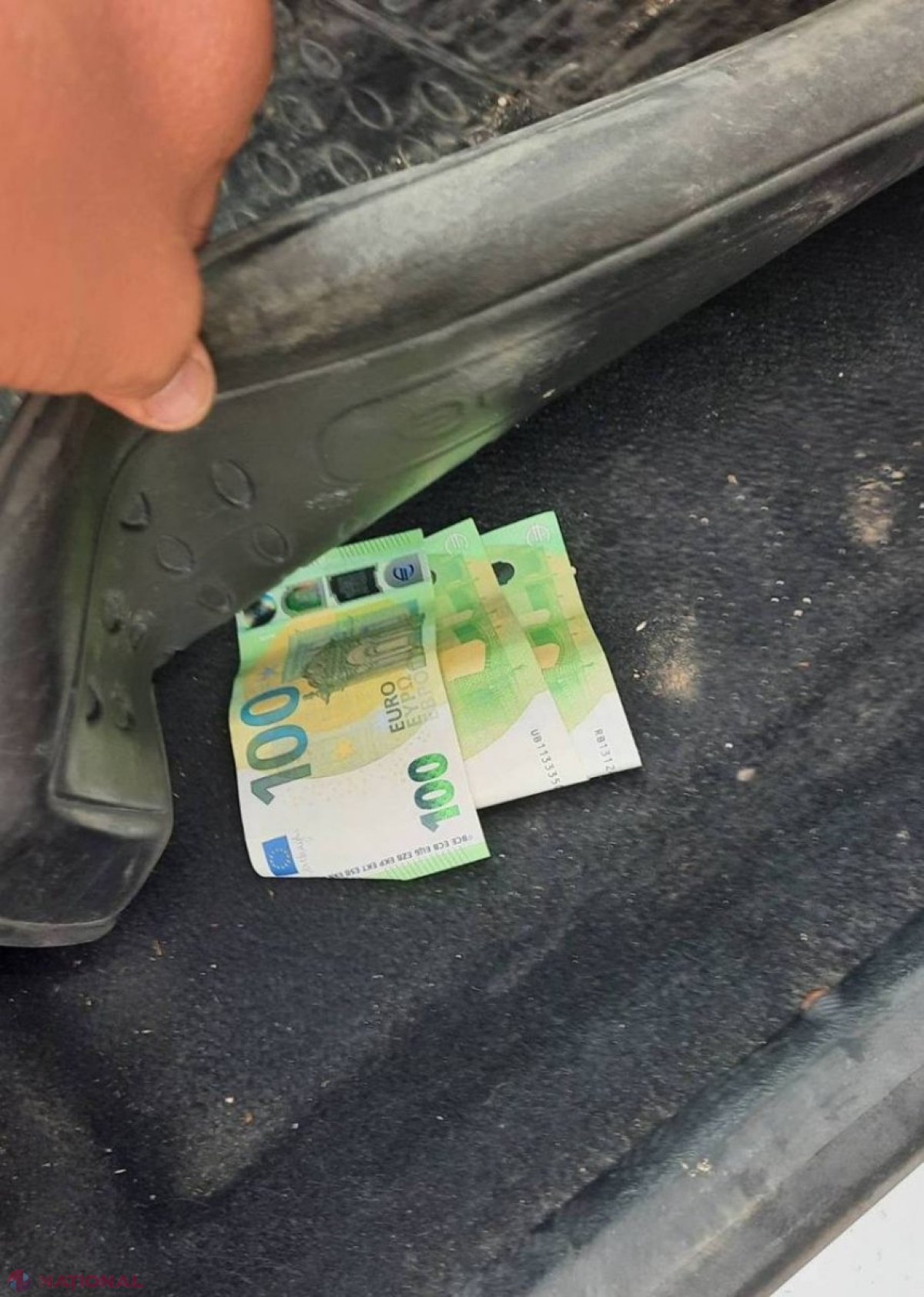 Un VITEZOMAN cu permisul de conducere suspendat, cercetat penal pentru dare de mită. Tânărul de 24 de ani a încercat să-i „convingă” pe agenții rutieri cu 300 de euro, dar a fost imediat denunțat