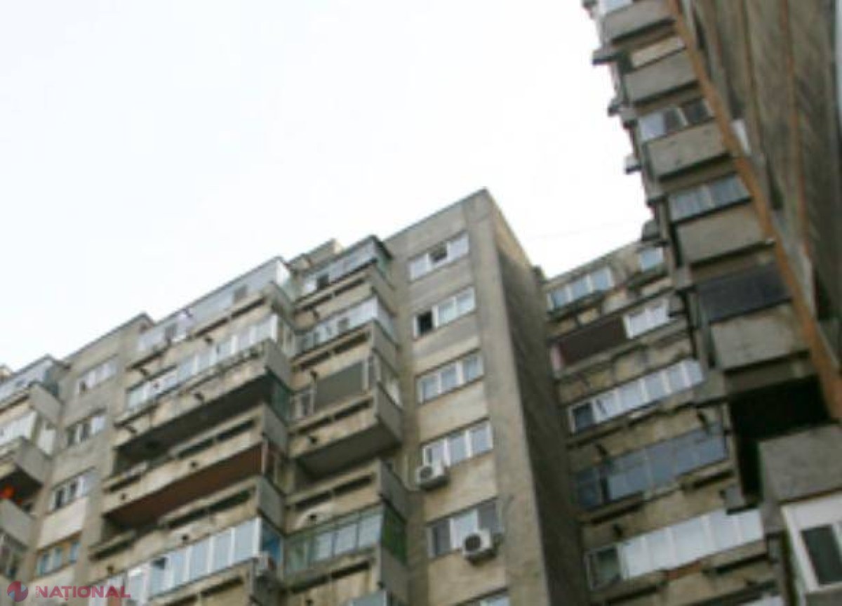 O fetiță de doi ani a căzut de la etajul patru al unui bloc de locuit