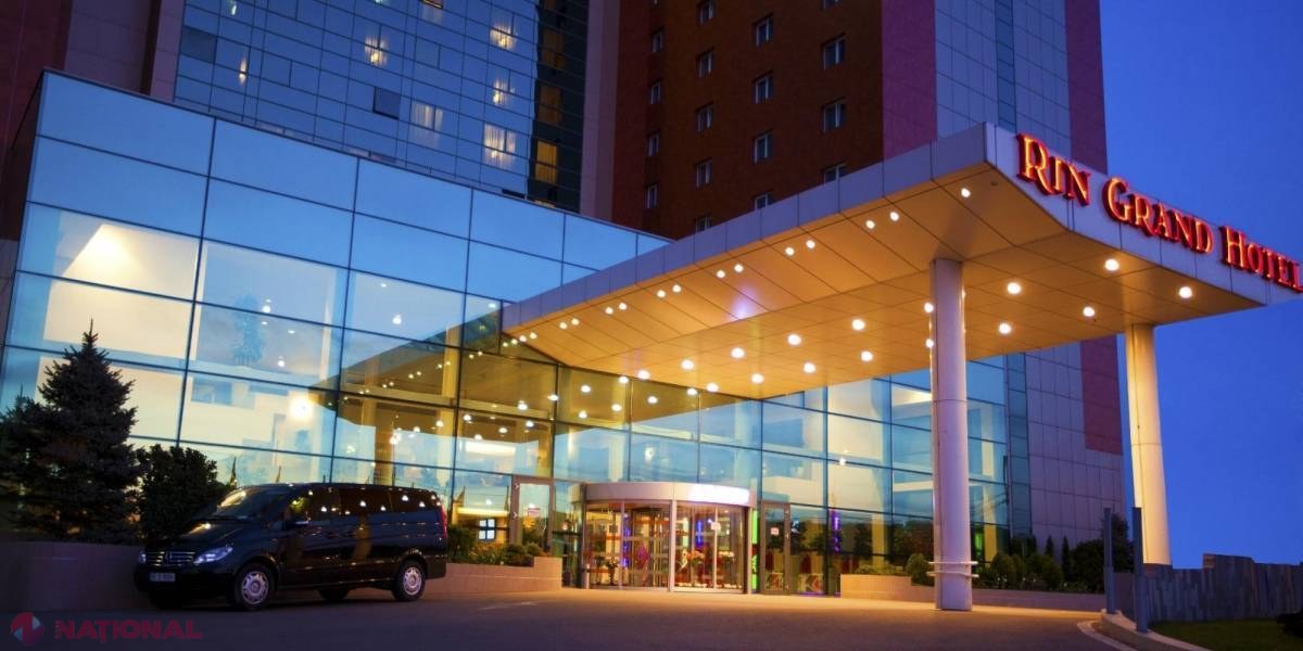 O femeie a supravieţuit după ce a căzut de la etajul 15 al unui hotel de peste Prut