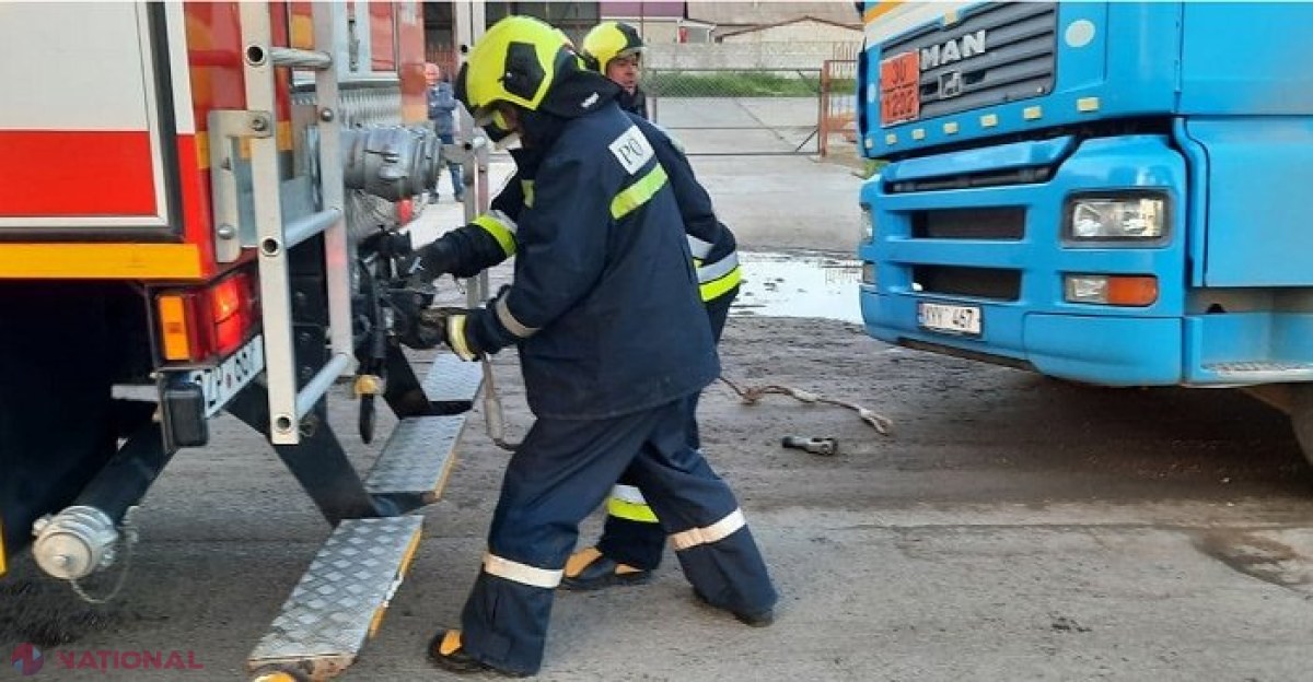 VIDEO // O autocisternă plină cu zeci de tone de COMBUSTIBIL a ajuns în șanț, la Comrat