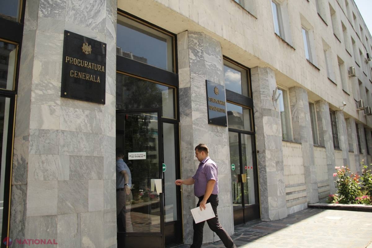 FOTO // GLUMĂ sau ADEVĂR? „Viitorul” procuror general al R. Moldova semnează în „cartea oaspeților”