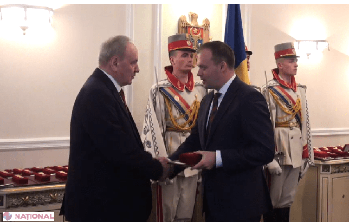 Nicolae Timofti și-a decorat astăzi NAȘUL de cununie