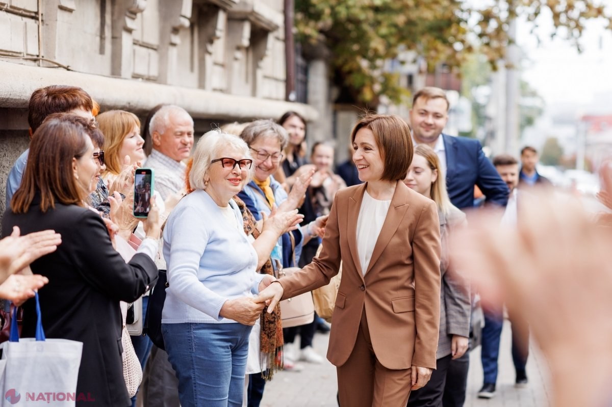 FOTO // Maia Sandu, baie de mulțime în fața CEC. Echipa sa a depus cele 25 000 de semnături necesare pentru înregistrarea în cursa prezidențială: „Sprijinul pe care l-am văzut mă convinge că suntem o mare familie de oameni”