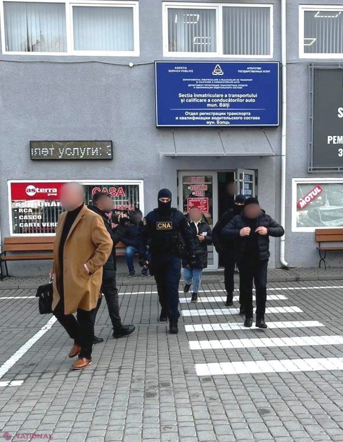 VIDEO, FOTO // Percheziții de amploare la Bălți, în cadrul unui dosar privind eliberarea permiselor de conducere. Oamenii legii au ridicat peste 70 000 de euro, 350 000 de lei și au reținut șase persoane, inclusiv angajați ai ASP