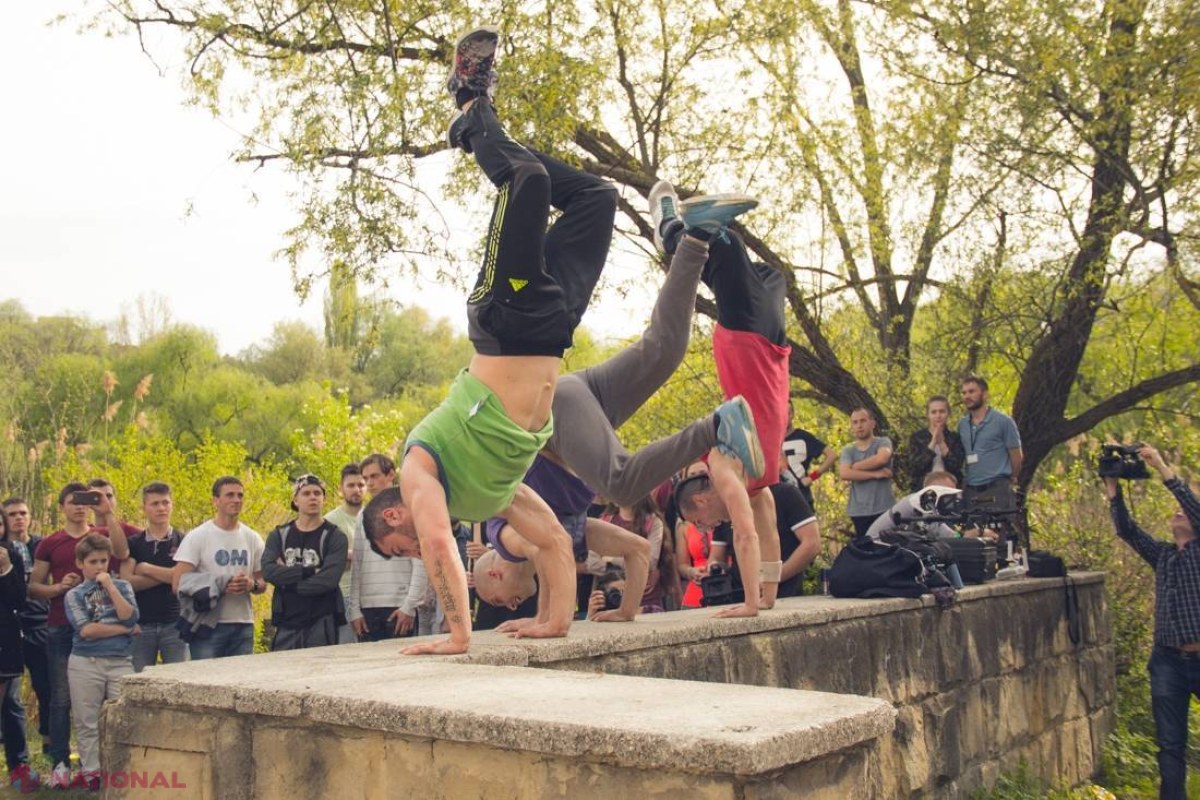 Doi actori din filmul „Yamakasi” au venit la Chișinău să-i îndrume pe amatorii de PARKOUR
