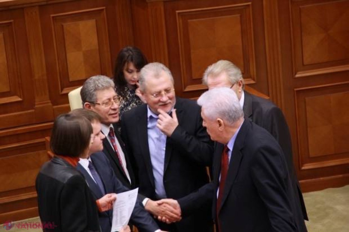 Schimb DUR de replici în Parlament. Voronin: „Ghimpu, tu termină cu idiotismul tău”; Ghimpu: „Când 'povarul' o ia razna, să opriți microfonul”