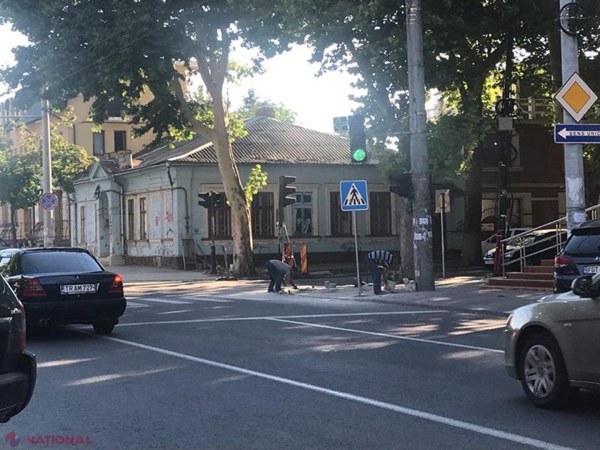 FOTO // Strada Alecsandri a intrat în REPARAȚIE? Muncitorii s-au apucat să refacă trotuarele „făcute de mântuială”