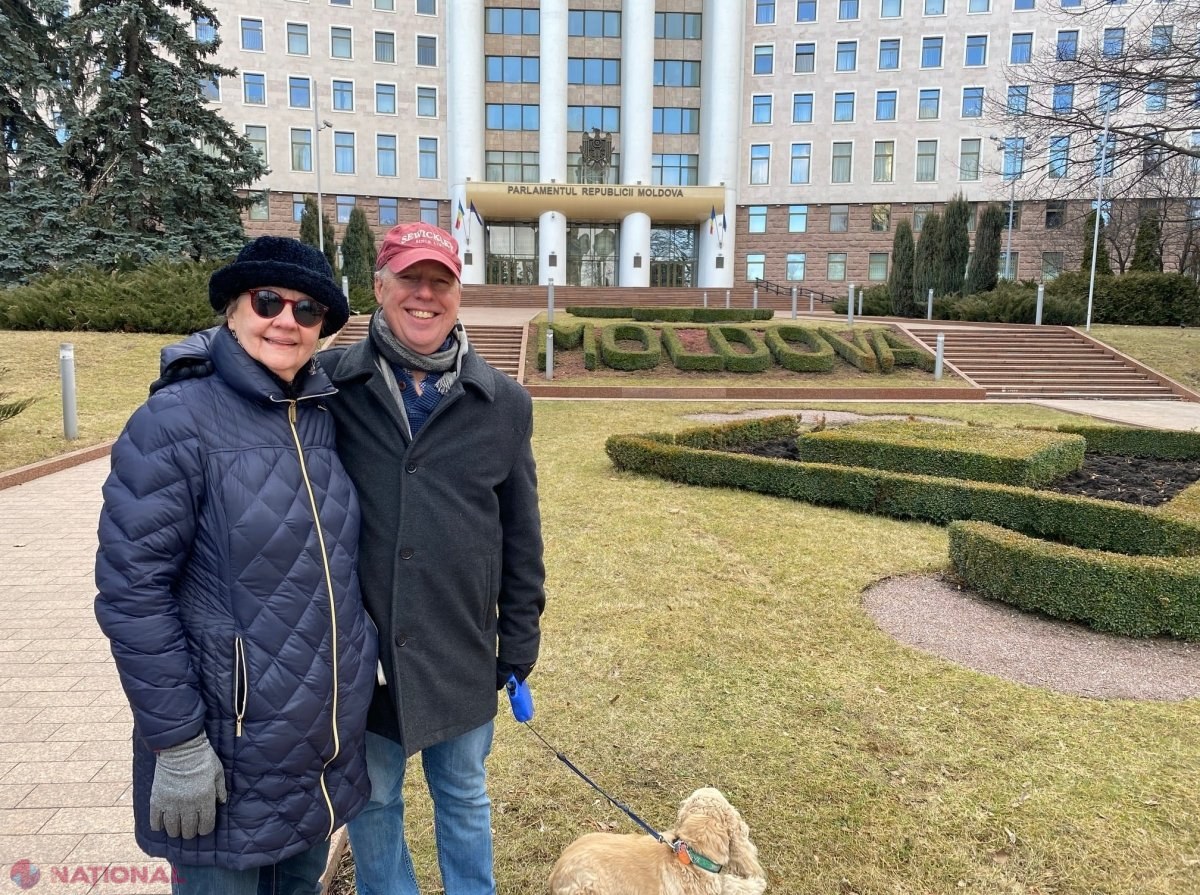 FOTO // Ambasadorul SUA a făcut TURUL Chișinăului, însoțit de soție și câinele familiei. Diplomatul așteaptă RECOMANDĂRILE moldovenilor privind locurile care merită văzute în R. Moldova