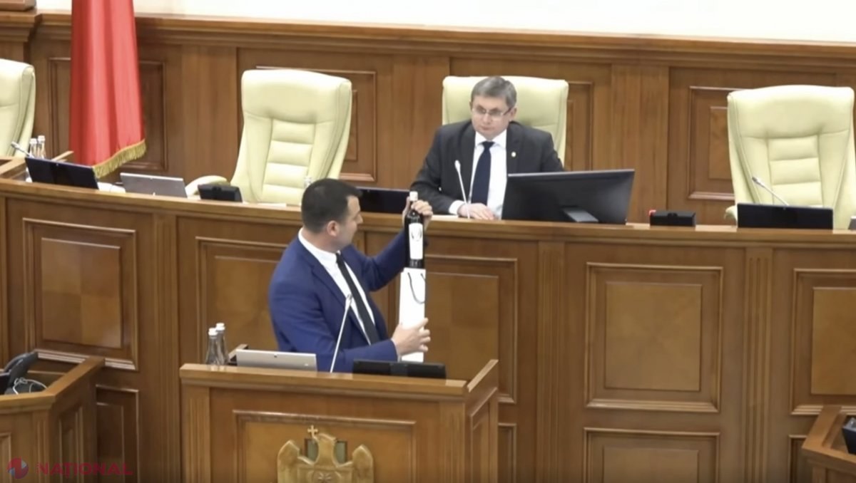 VIDEO // „Vin din colecția lui Șor?” Igor Grosu a REFUZAT categoric cadoul oferit de Vasile Costiuc în plenul Parlamentului