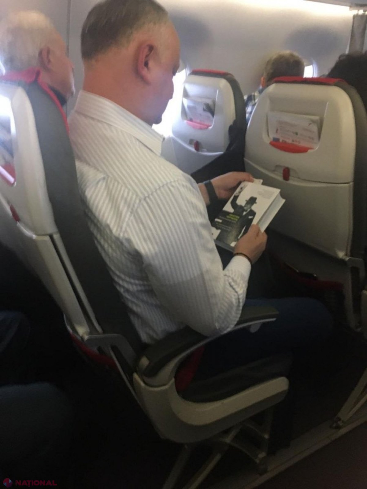 VIDEO, FOTO // Igor Dodon, o nouă baie de mulţime la înălţime. Preşedintele a fost suprins citind o carte despre activitatea lui Winston Churchill