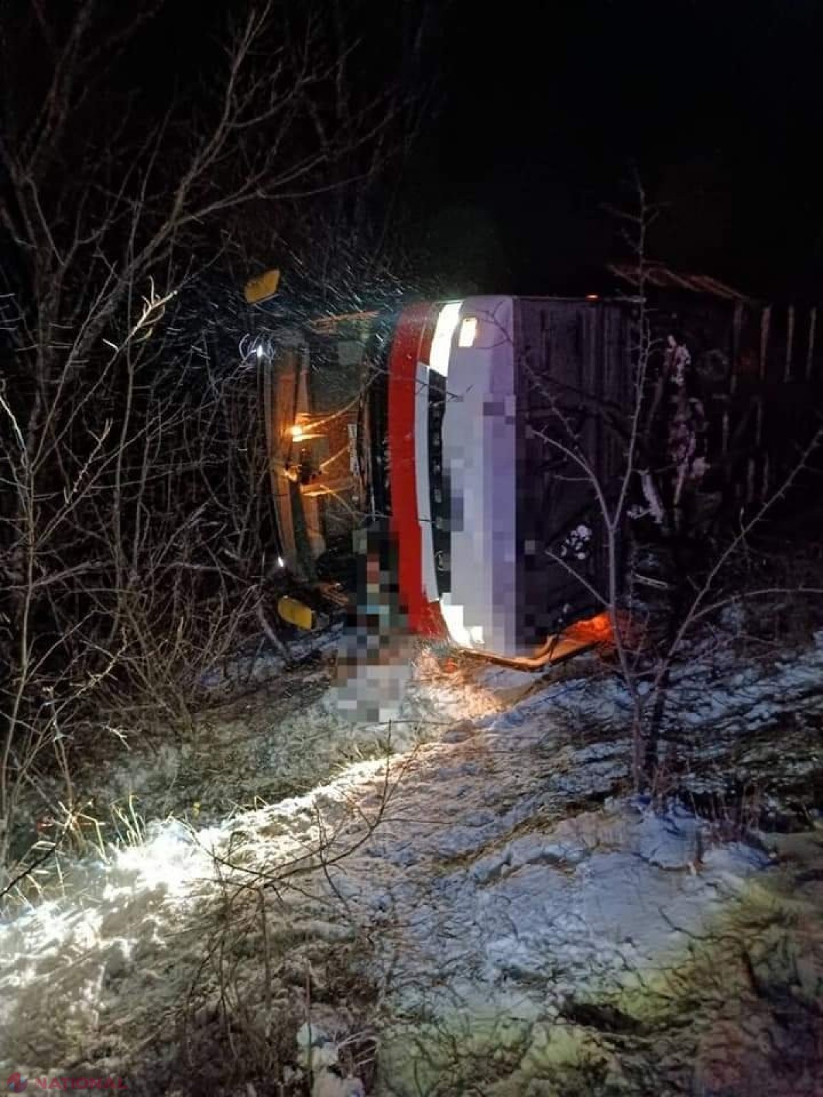 FOTO // Un autocar de pe ruta Chișinău - Odesa s-a RĂSTURNAT în raionul Anenii Noi: Avea 21 de pasageri la bord