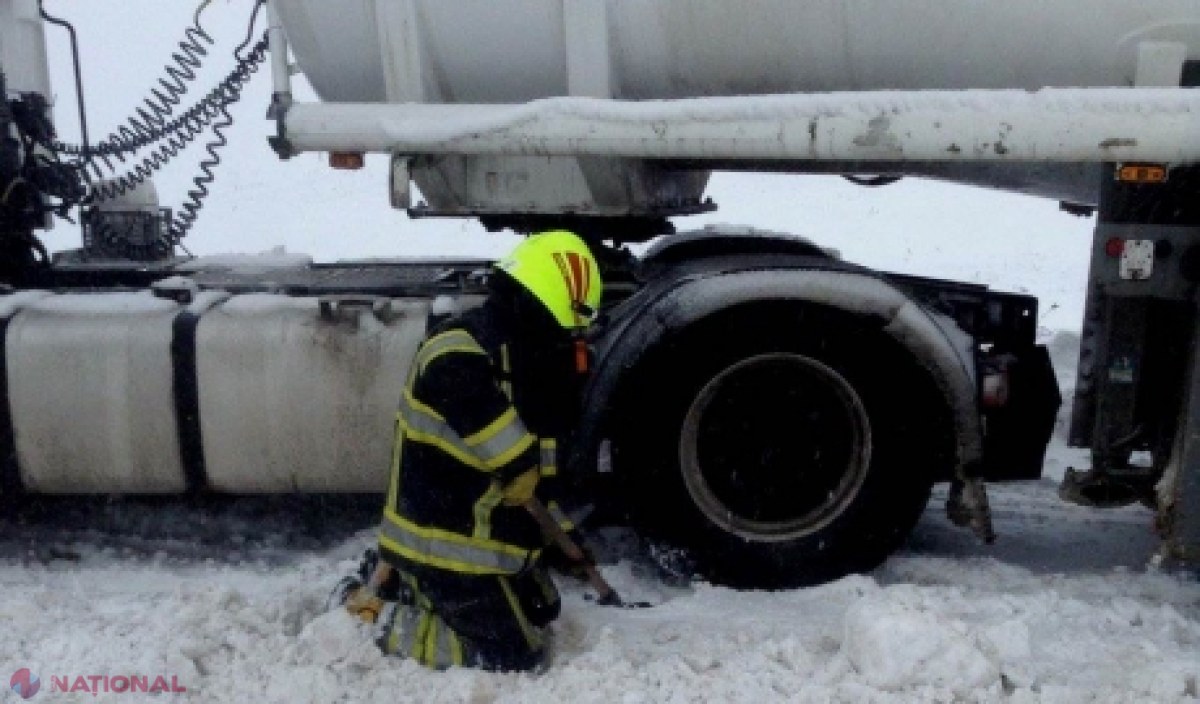 Mai multe mașini și un camion, DEBLOCATE de salvatori pe traseele din R. Moldova: S-au împotmolit în nămeți