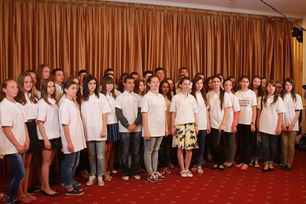 PREMIAȚI pentru că au găsit modalitatea să STÂRPEASCĂ corupția din școli