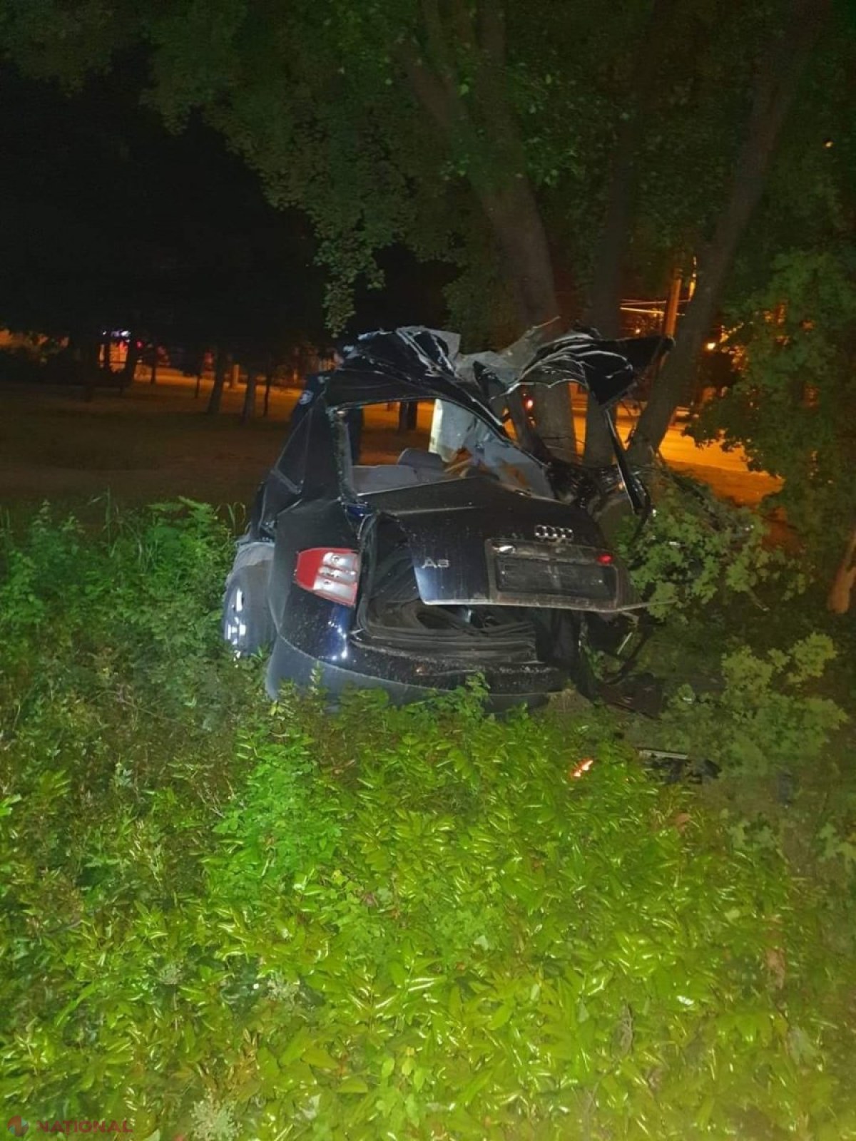 FOTO, UPDATE // Chișinău: Tânărul care a intrat cu un „Audi A6” într-un copac a decedat la spital