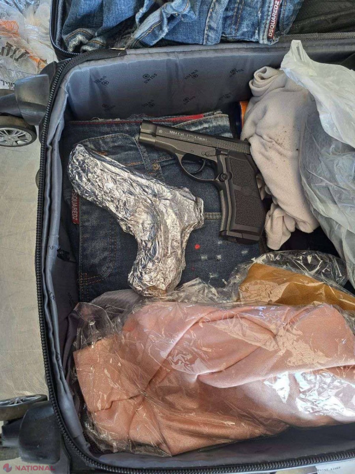 FOTO // Doi israelieni au încercat să introducă în R. Moldova trei ARME și mai multe recipiente cu bile metalice pentru acestea. Obiectele interzise au fost camuflate în folie de staniol