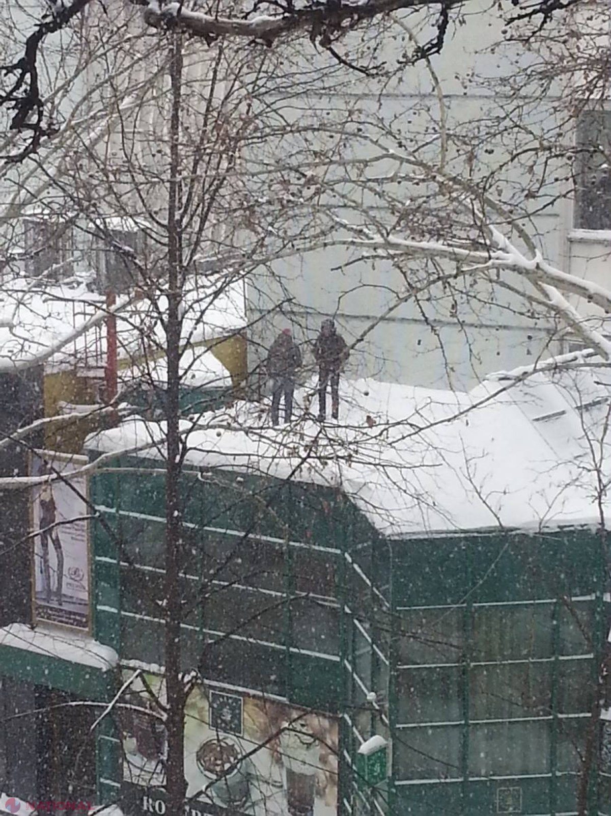 Foto // Doi liceeni urinează pe o clădire din centrul Chișinăului, chiar în timpul lecțiilor